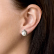 Stříbrné perlové náušnice v uchu 29017.1