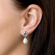 Stříbrné perlové náušnice v uchu 29014.1