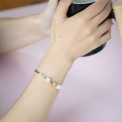 Pozlacený náramek z chirurgické oceli s korálky ze skla BSS814GDWH