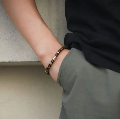 Náramek na ruku z chirurgické oceli a korálků z tygřího oka BSS1125