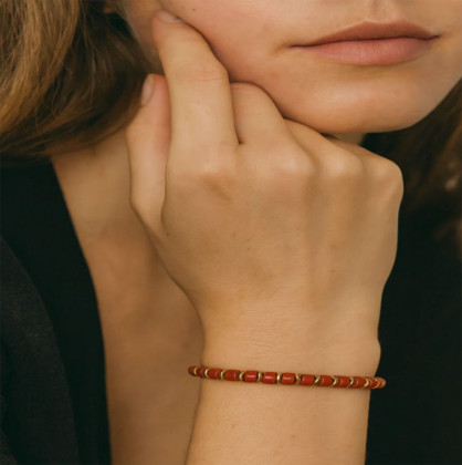 Moderní náramek z pozlacené oceli s minerálem BSS1085R