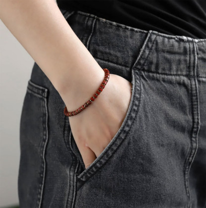 Stylový náramek z pozlacené oceli s červeným minerálem BSS1085R