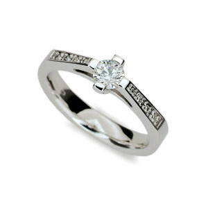 Stříbrný prstýnek se zirkony 1962