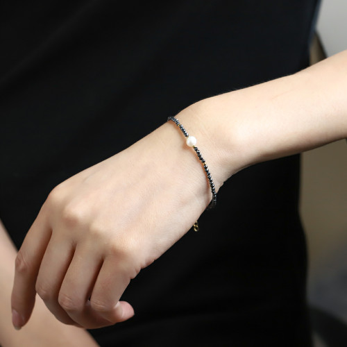 Dámský náramek s perlou a hematitovými korálky BSS185BK